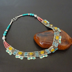 Collier tibétain, de qualité supérieure en métal argenté et pierres turquoises, agates jaunes et perles de corail