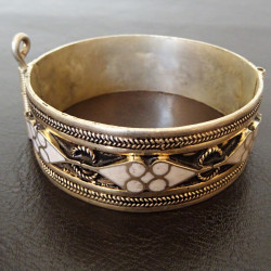 Bracelet en métal argenté incrusté de motifs