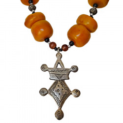 Collier d'inspiration traditionnelle avec boules d'ambre reconstituée et croix berbère
