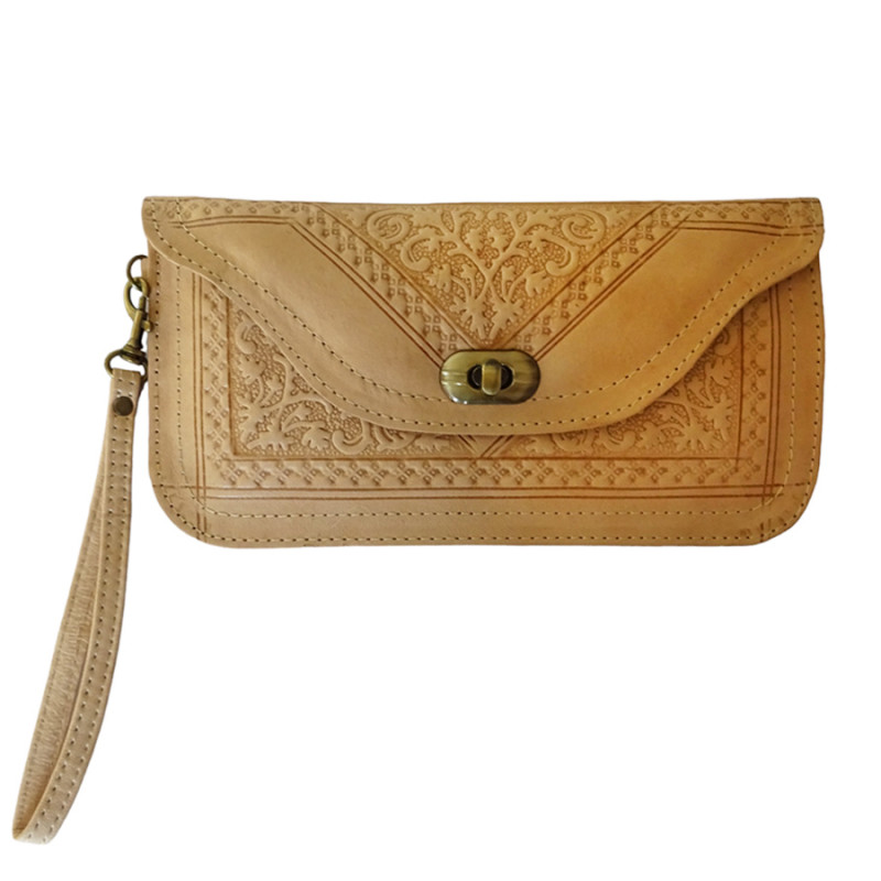 Pochette à main avec lanière, en cuir naturel et gravé,