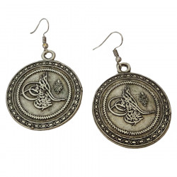 Boucles d'oreilles en métal argenté gravées de symboles en calligraphie arabe